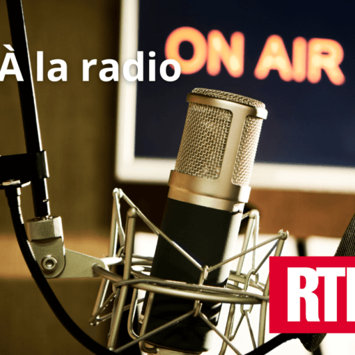 Vignette avec la mention : À la radio, un microphone de radio en second plan et logo RTL.