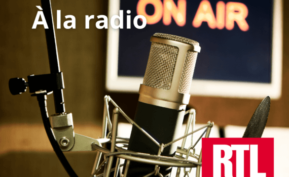 Vignette avec la mention : À la radio, un microphone de radio en second plan et logo RTL.