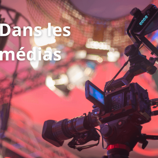 Vignette avec la mention : Dans les médias. Photo d'une caméra de télévision dans un studio de télévision.