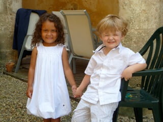 Deux enfants qui se tiennent par la main