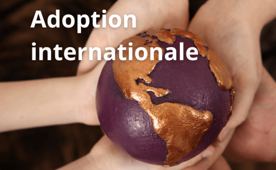 Vignette avec la mention : adoption internationale. Photo de mains d'enfant et d'adultes qui tiennent une petite mappemonde.