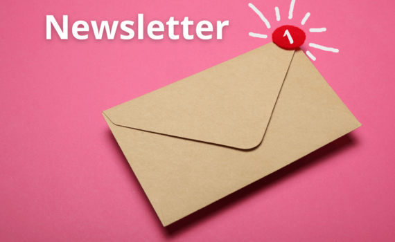 Visuel newsletter représentant une enveloppe sur fond rose.