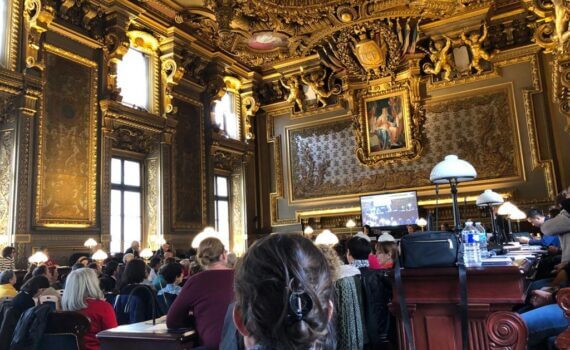 Réunion sur l'adoption dans une salle de la cour de cassation de style baroque.