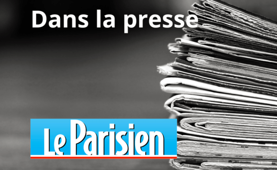 Pile de journaux + mention "Dans la presse" + Logo Le Parisien