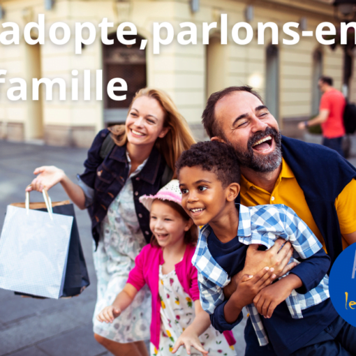 Famille heureuse avec la mention : "On adopte, parlons-en en famille"