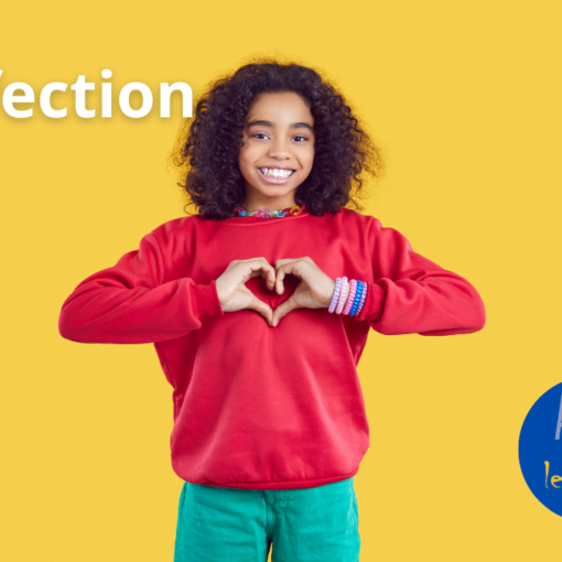 Jeune fille en sweat rouge qui forme un cœur avec les mains. Mention : "Affection".