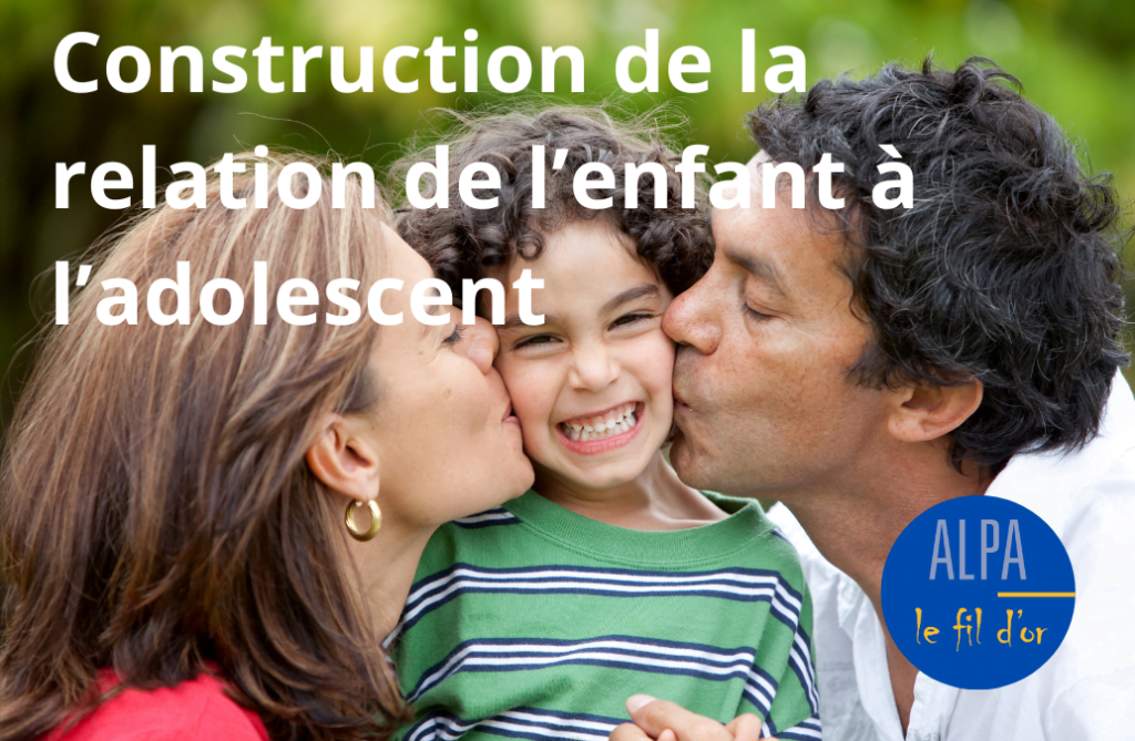 Parents affectueux qui embrassent leur jeune garçon.