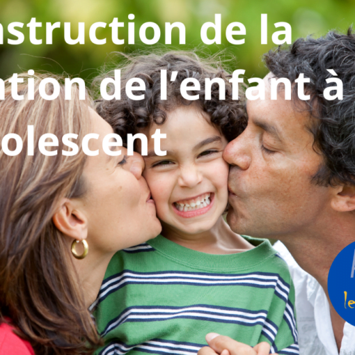 Parents affectueux qui embrassent leur jeune garçon.