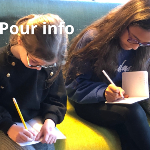 deux petites filles qui écrivent sur un carnet