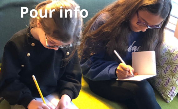 deux petites filles qui écrivent sur un carnet