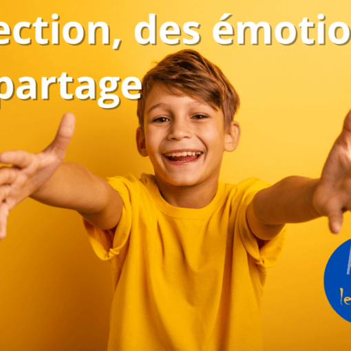 Jeune garçon qui tend les bras.