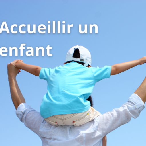 Un adulte porte un enfant sur les épaules. Titre : Accueillir un enfant.