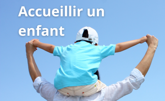 Un adulte porte un enfant sur les épaules. Titre : Accueillir un enfant.