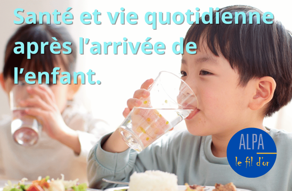 Petite fille et petit garçon asiatique qui boivent un verre d'eau à table.