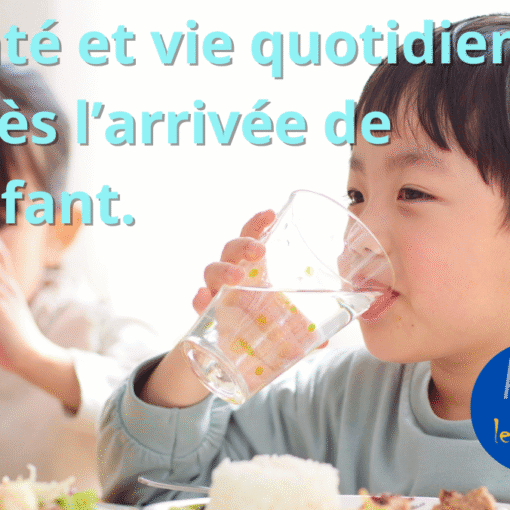Petite fille et petit garçon asiatique qui boivent un verre d'eau à table.